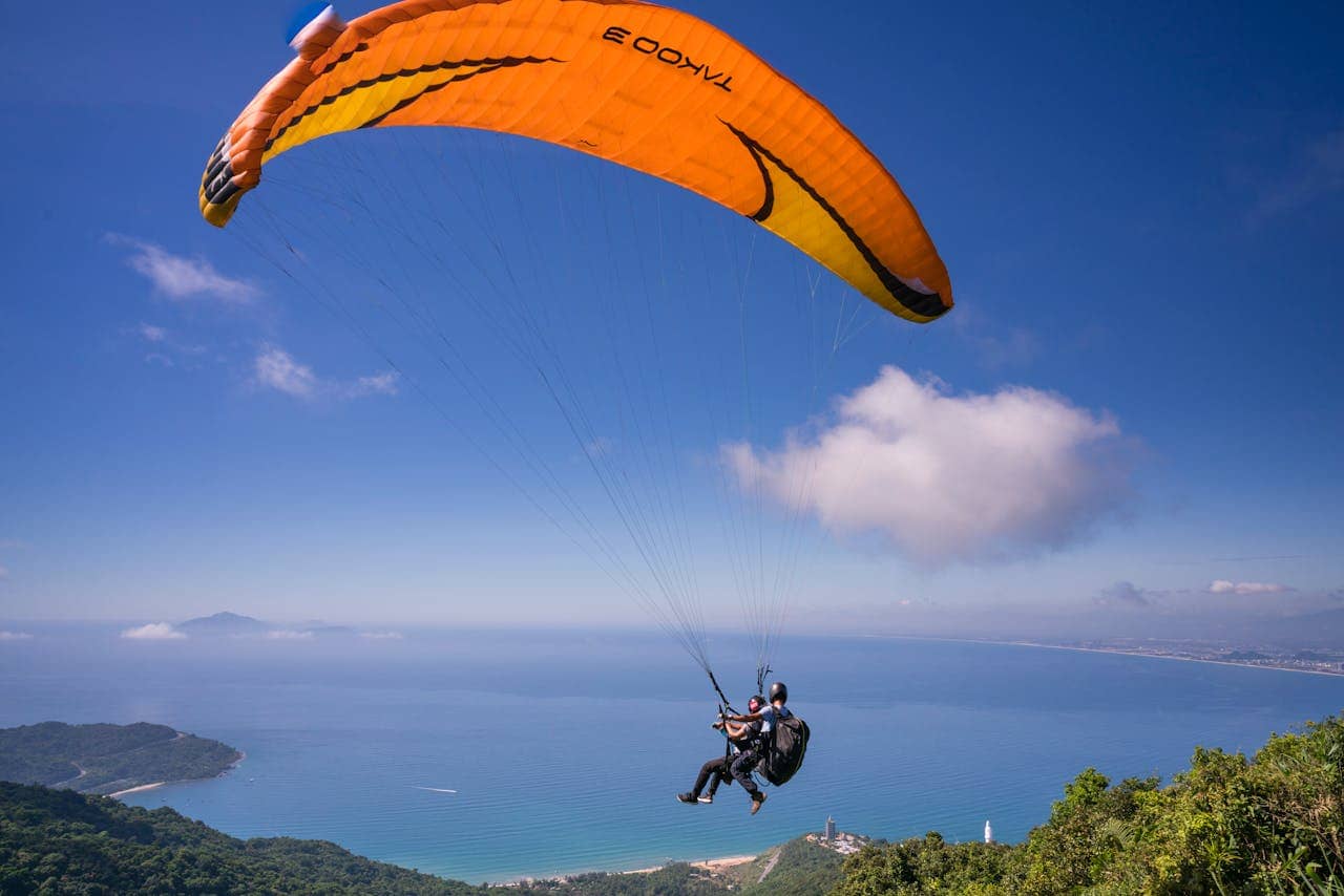 Paragliding Over the Coastline: Adventure Above the Horizon